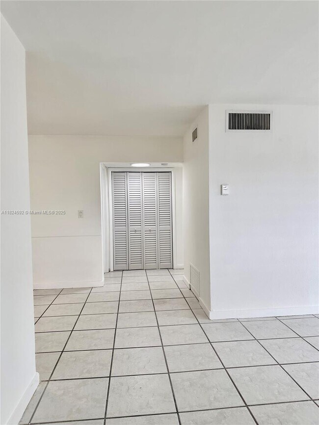 Building Photo - 950 Biarritz Dr