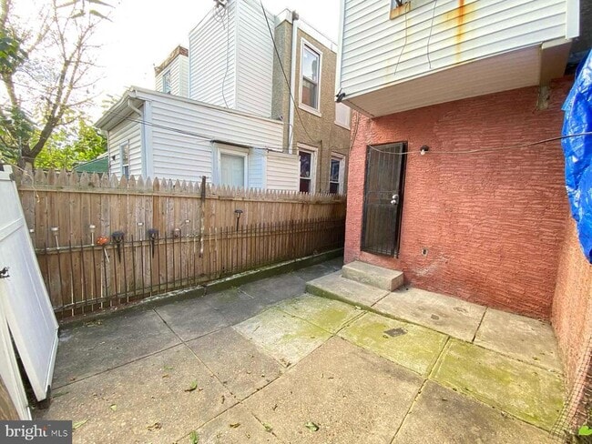 Building Photo - 1821 E Clementine St