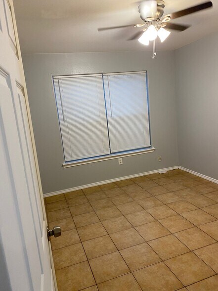 Building Photo - 1319 Nesmith St