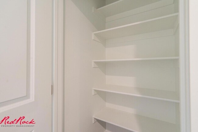 Building Photo - Dog Friendly! 3 Bedroom 2 Bathroom Townhome in Long Valley.