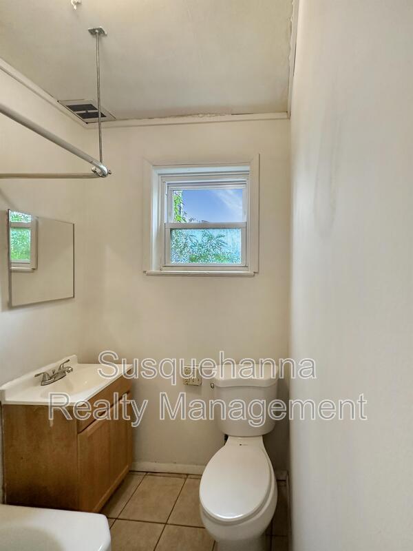 Building Photo - 337 S 15th St
