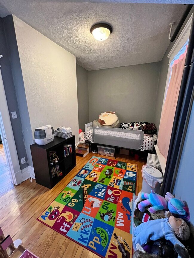 Building Photo - 922 E 5th St