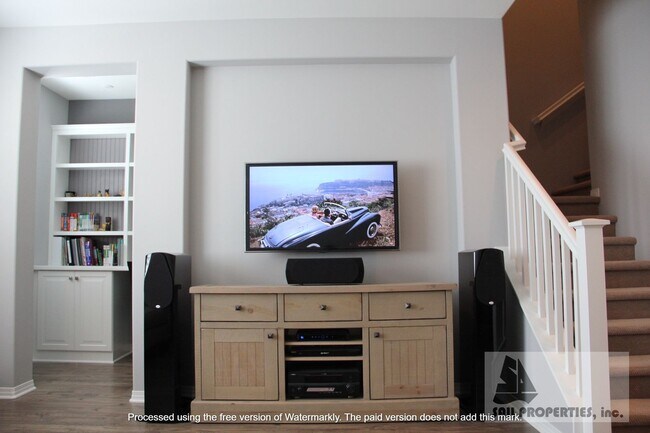 Building Photo - Beautiful Upgraded 3 Bd 3.5 Bth w/Large Bo...