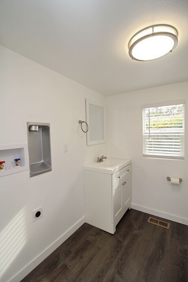 Building Photo - 7225 SE 65th Ave