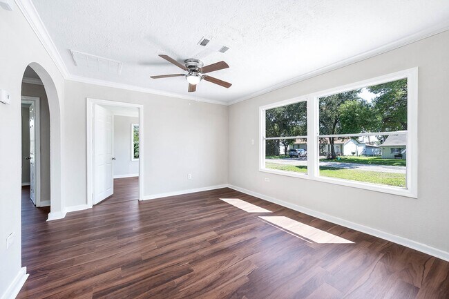 Building Photo - 2214 11th Ave N