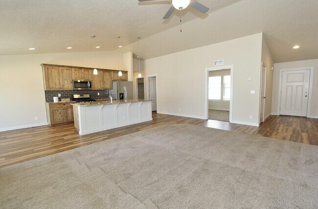 Building Photo - 4044 Queen Anne Dr
