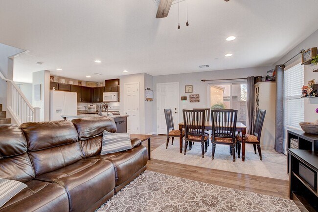 Building Photo - Stunning 3 Bed Home with Loft, Den & Upgraded Kitchen
