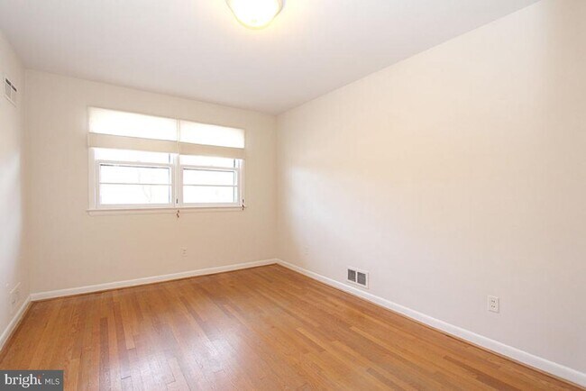 Building Photo - 6220 Robinwood Rd