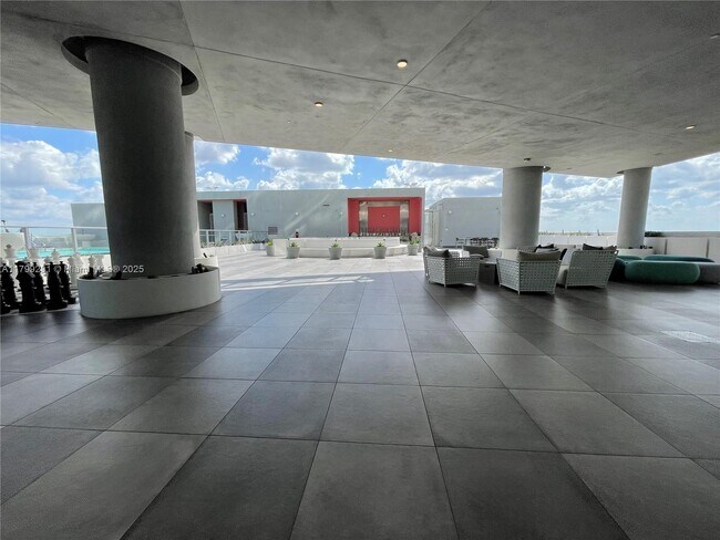 Building Photo - 2000 Metropica Wy