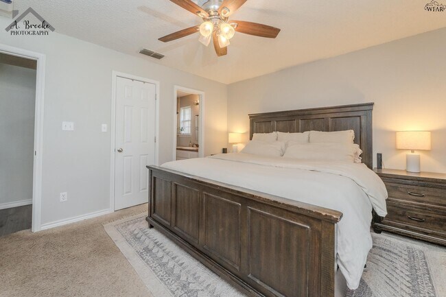 Building Photo - 1505 City View Dr