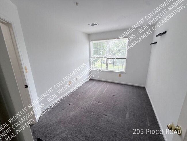 Building Photo - 205 Pidco Rd