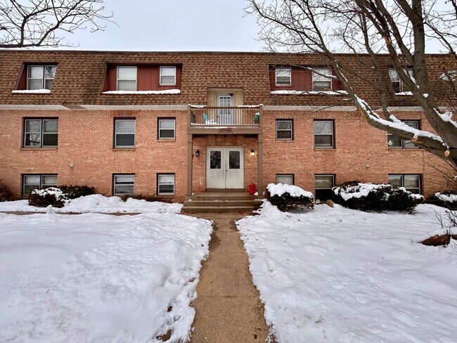 Building Photo - Two Bedroom Apartment in Northwest Grand Rapids - $400 Off Move-in by 2/15/26!