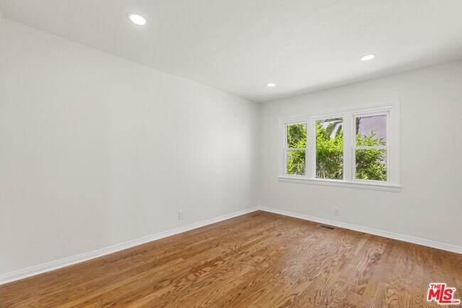 Building Photo - 1122 S La Peer Dr