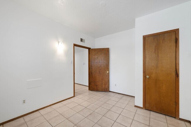 Building Photo - Snug One-Bedroom on Historic Hillside Ave.