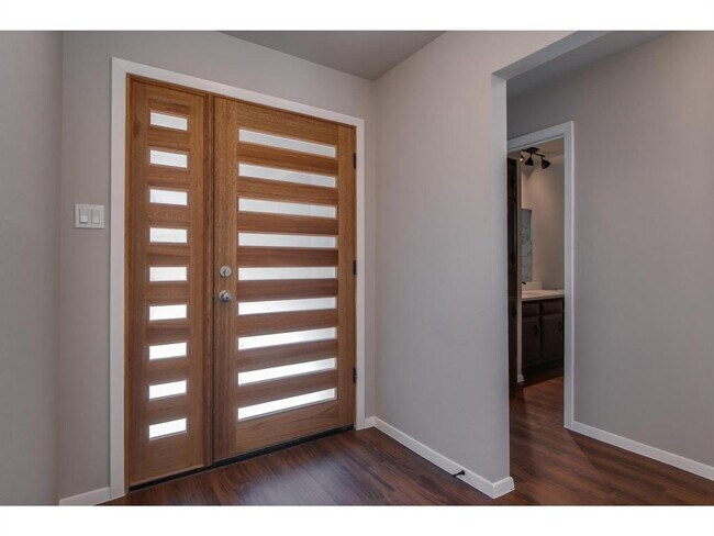 Building Photo - 606 Elderberry Cove