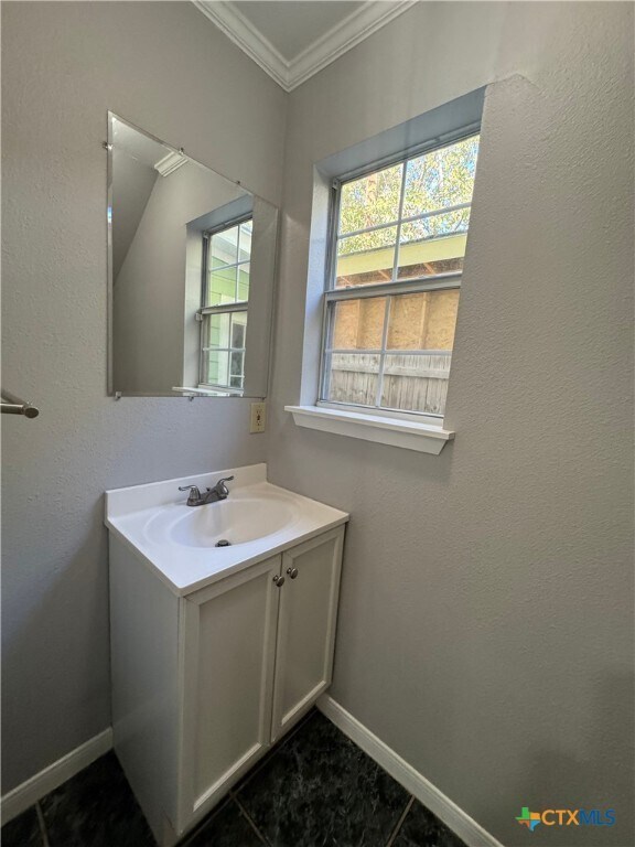 Building Photo - 1705 Holly St