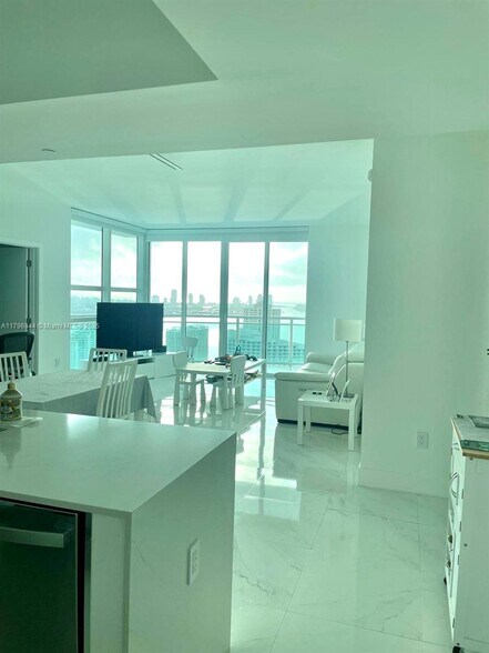 Building Photo - 950 Brickell Bay Dr