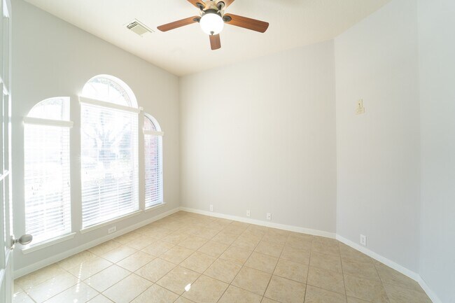 Building Photo - 2910 Sandleigh Dr