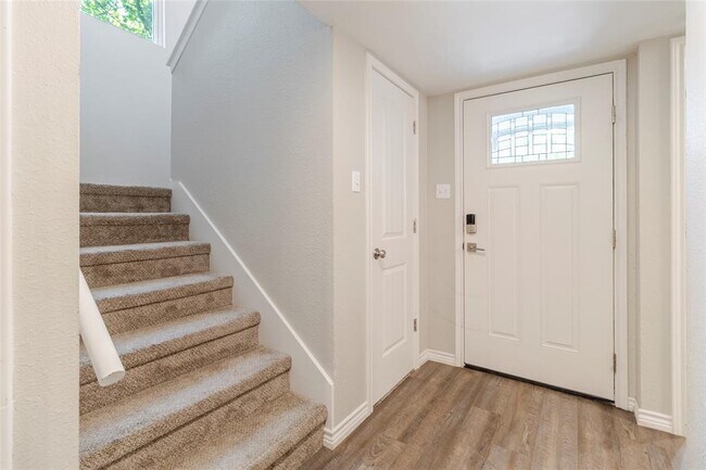 Building Photo - 6915 10 Oaks Cir