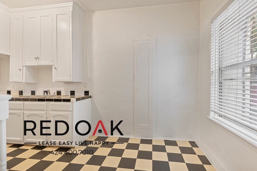 Building Photo - 849 S Oxford Ave