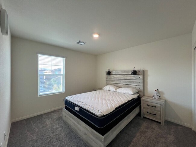 Building Photo - FULLY FURNISHED!!! beautiful 3 bedroom 2 and half bath home is located in the Symmetry Bay Cadenc...