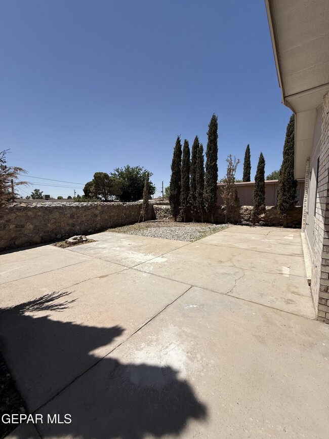 Building Photo - 9128 Bur Oak Cir
