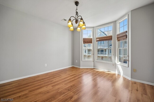 Building Photo - 915 Kensington Ln