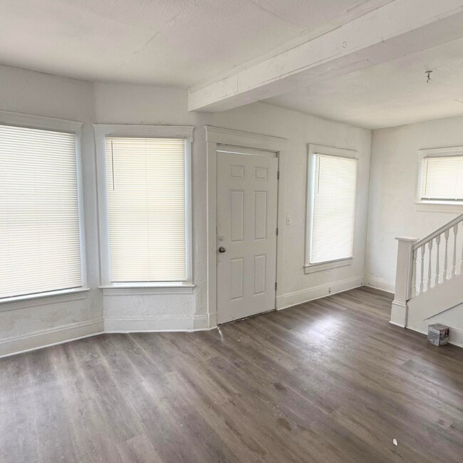 Building Photo - 3866 W 41st St