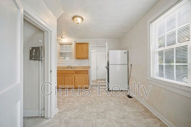 Building Photo - 428 Melville Rd
