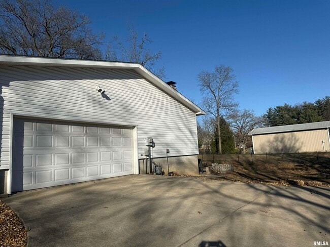 Building Photo - 16 Webster Hill Estates