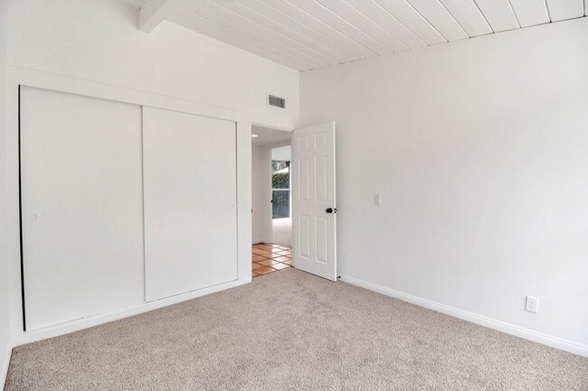 Building Photo - Stunning Woodland Hills Pool Home – South ...
