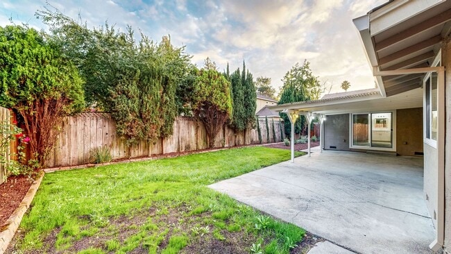 Building Photo - Meticulously Maintained Four Bedroom Singl...