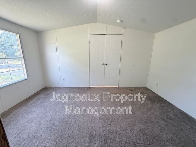 Building Photo - 840 Sim Portie Rd