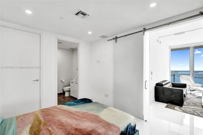 Building Photo - 1300 Brickell Bay Dr