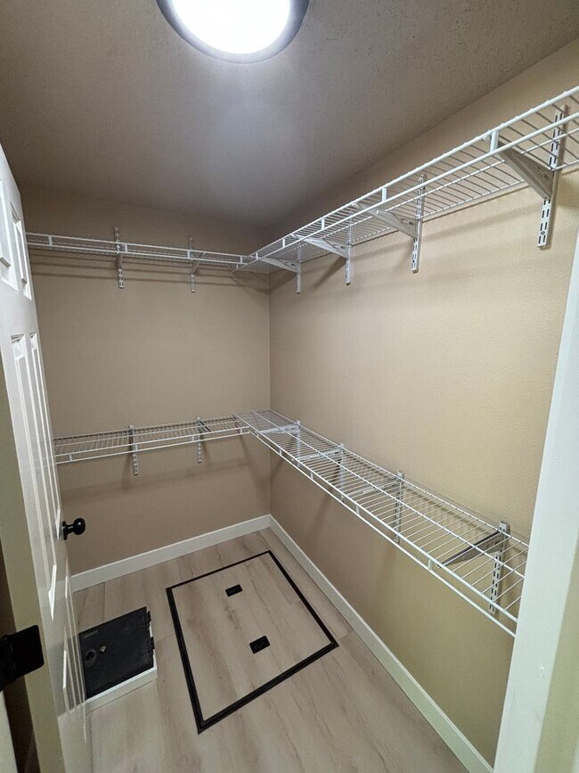 Building Photo - Freshly Updated Troutdale Gem with Enterta...