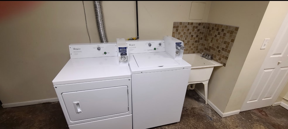 Building Photo - 1348 W Chase Ave