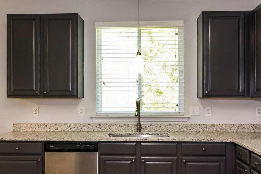Building Photo - 50 Brookview Dr