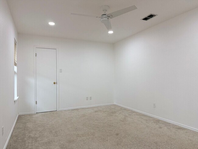 Building Photo - House For Rent