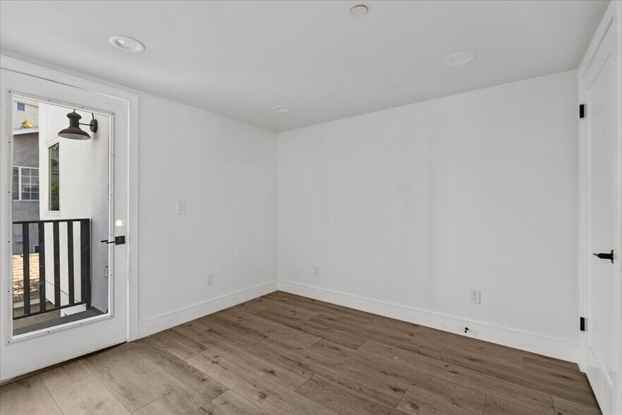 Building Photo - 860 N Hudson Ave