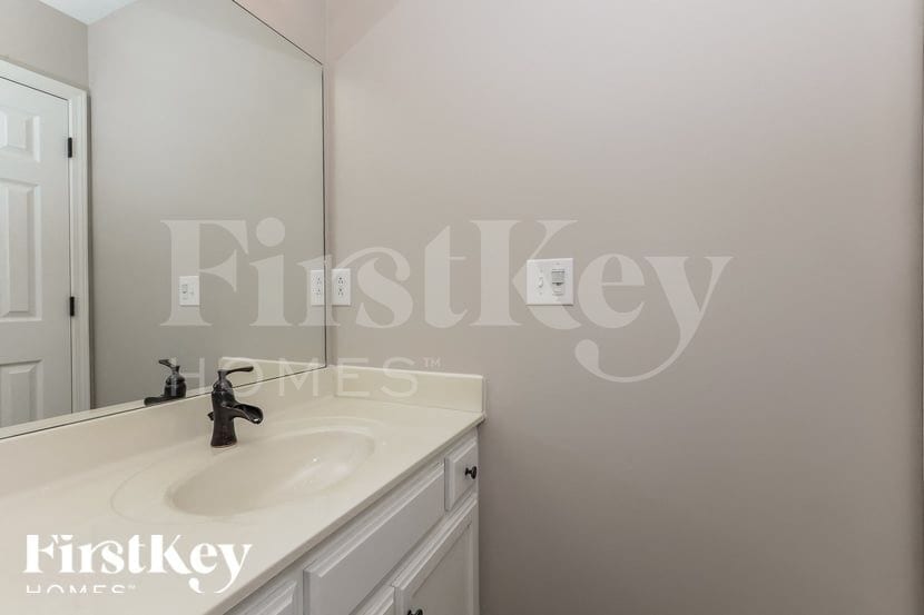 Building Photo - 2260 Dewey Dr