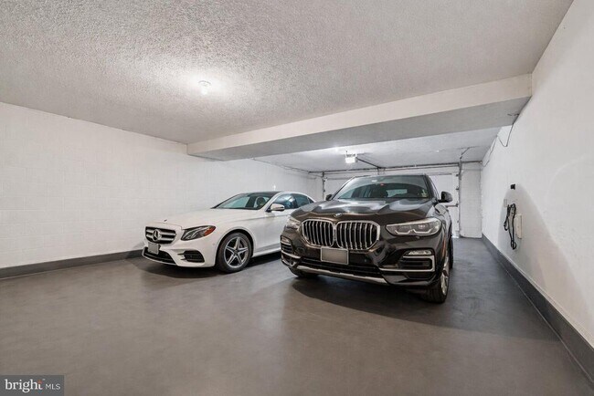 Building Photo - 9917 Kendale Rd