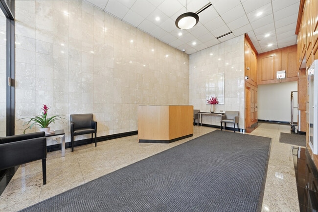 Building Photo - 1540 N La Salle Dr