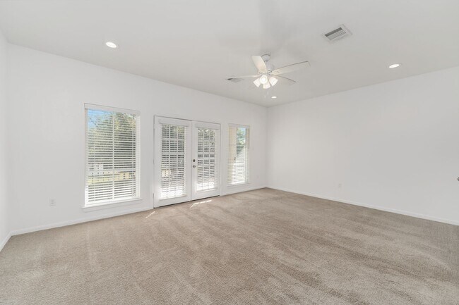 Building Photo - Space, Style & Convenience in Houston