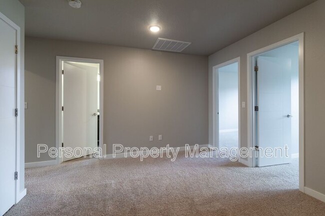 Building Photo - 8715 NE 43rd Pl