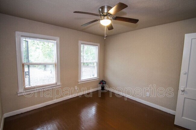 Building Photo - 932 Poinsettia St