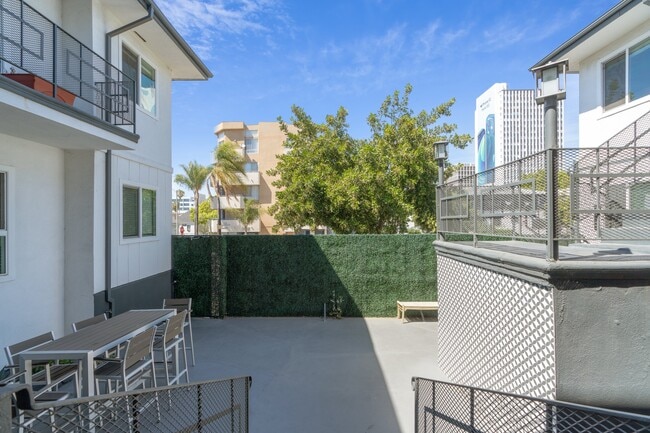 Building Photo - 3850 W 7th St