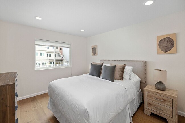 Building Photo - Beachside Retreat – Steps to the Sand in Hermosa Beach!