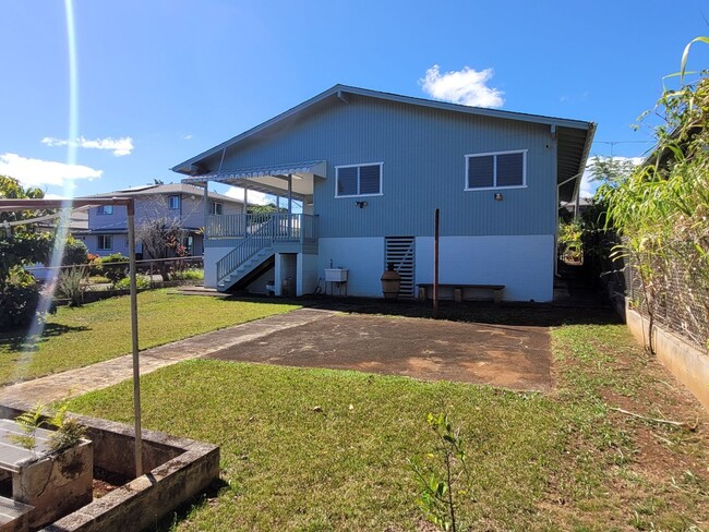 Building Photo - LARGE Single Family Home - 3/2 with PV pan...