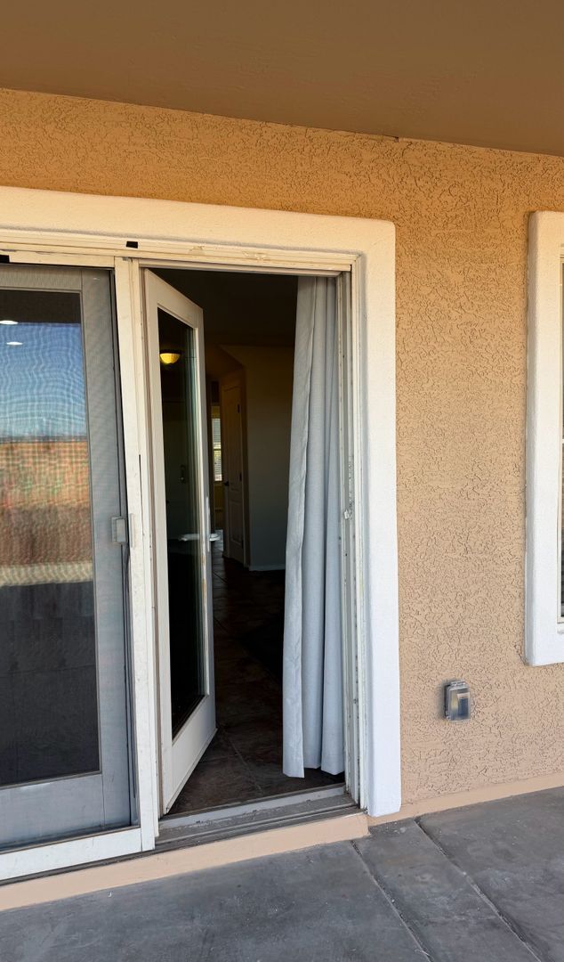 Building Photo - Spacious Surprise home with large backyard