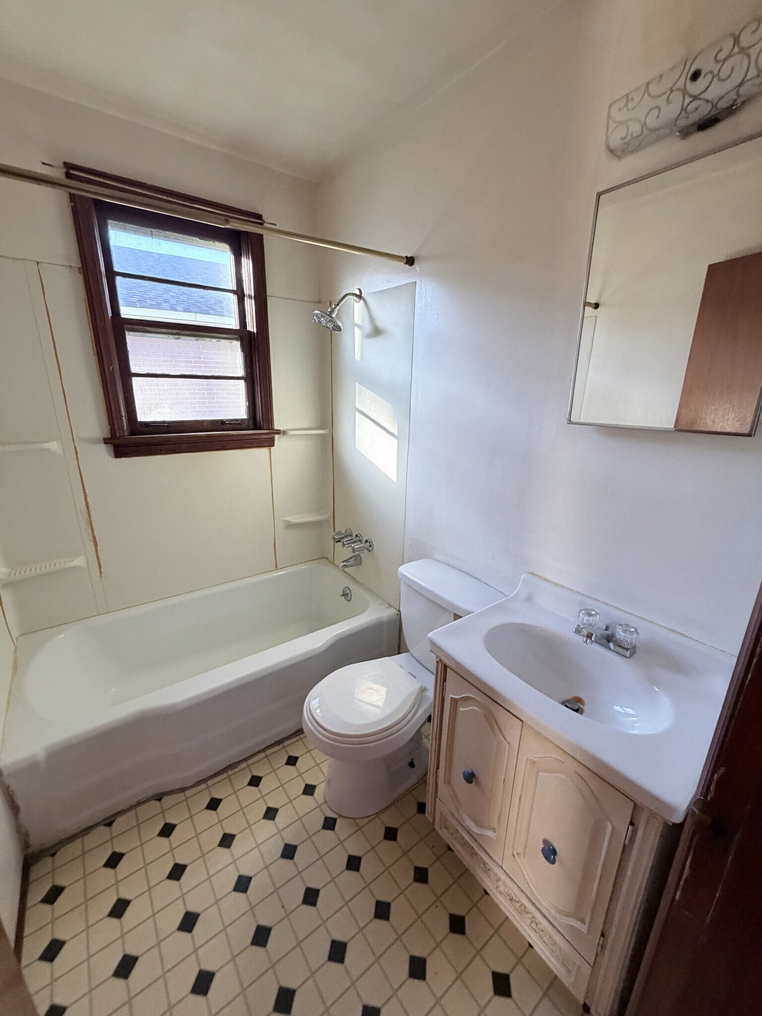Building Photo - 1215 E 35th Street Pl